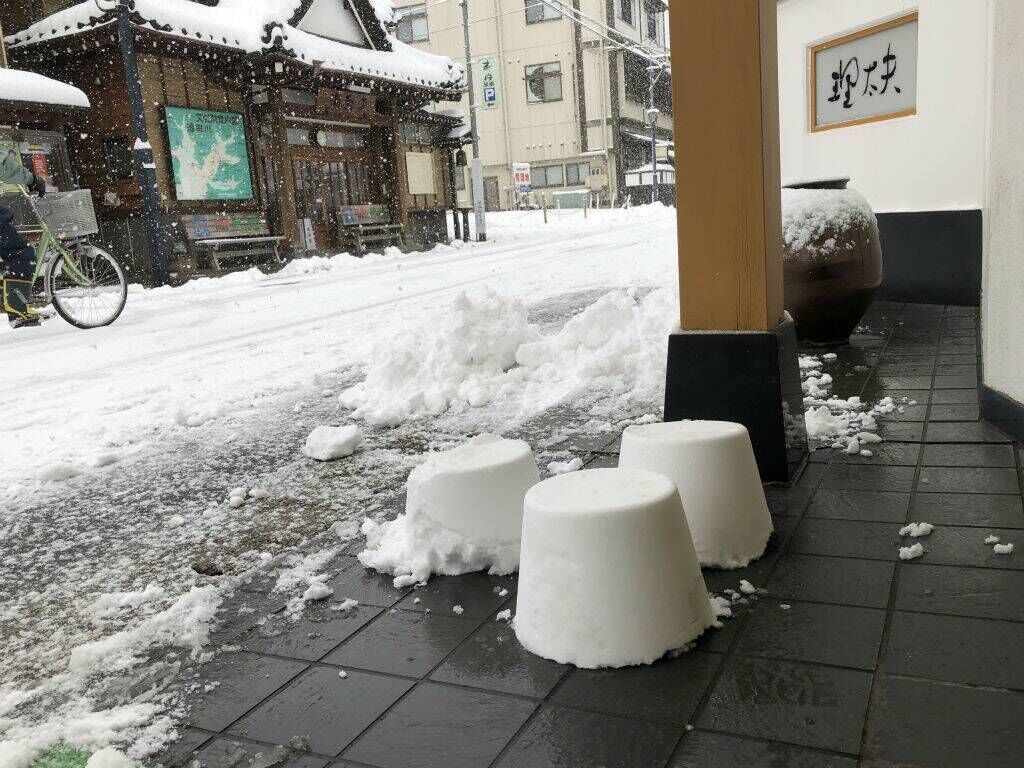 湯田川温泉 理太夫旅館 | 楽しい雪遊び 5分で完成！可愛い雪灯籠作り体験