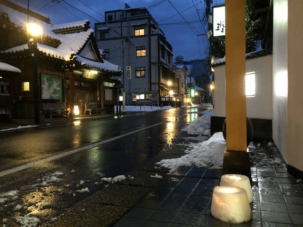 湯田川温泉 理太夫旅館 | ノスタルジックな温泉街で雪灯籠を灯す湯田川の夜