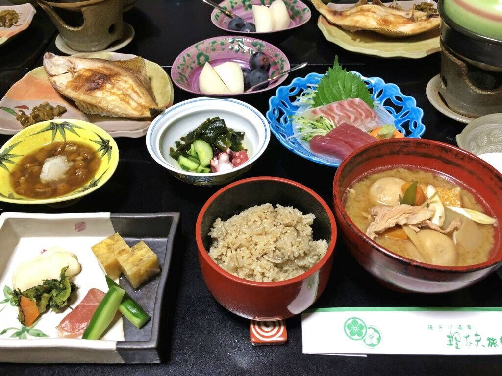 湯田川温泉 理太夫旅館 | 山形の秋の名物「芋煮汁」庄内風の味噌仕立てで里芋とろっとろ～