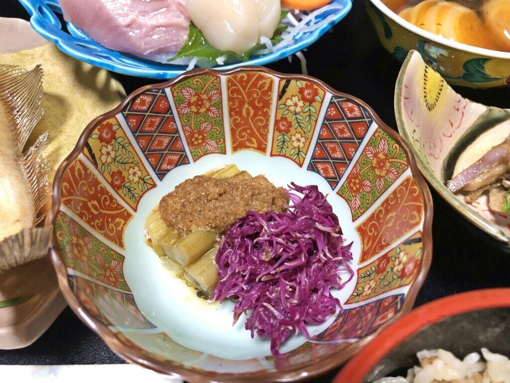湯田川温泉 理太夫旅館 | 紅色づく秋のお食事「もってのほか」美味しい菊のお浸し