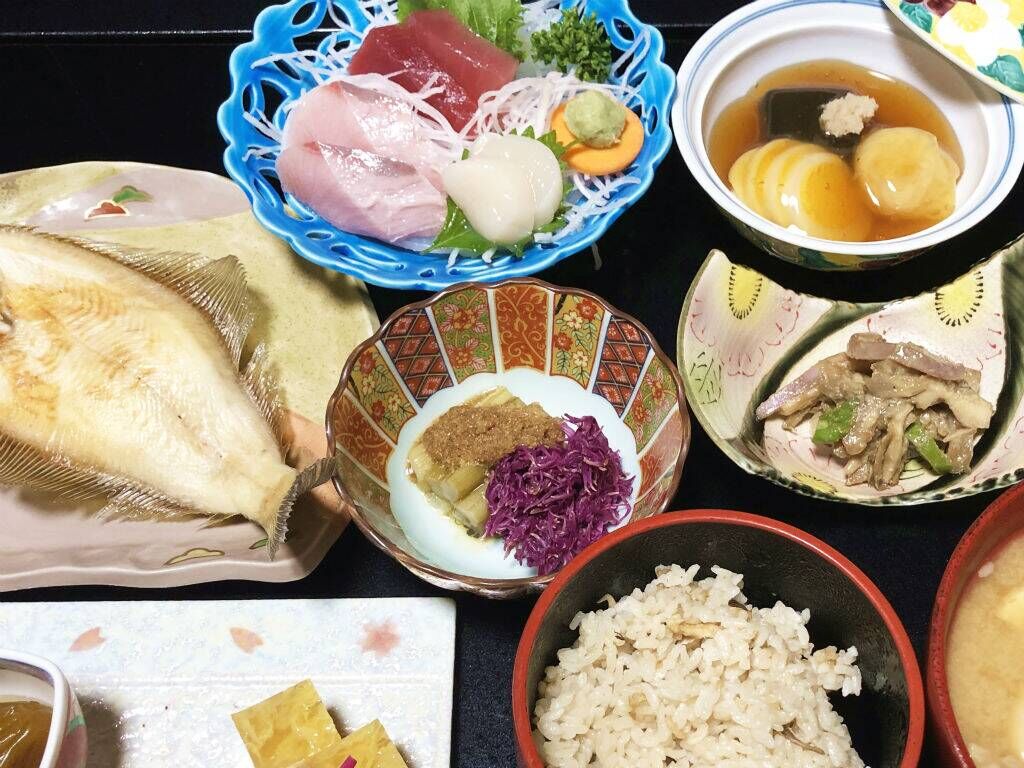 湯田川温泉 理太夫旅館 | 紅色づく秋のお食事「もってのほか」美味しい菊のお浸し